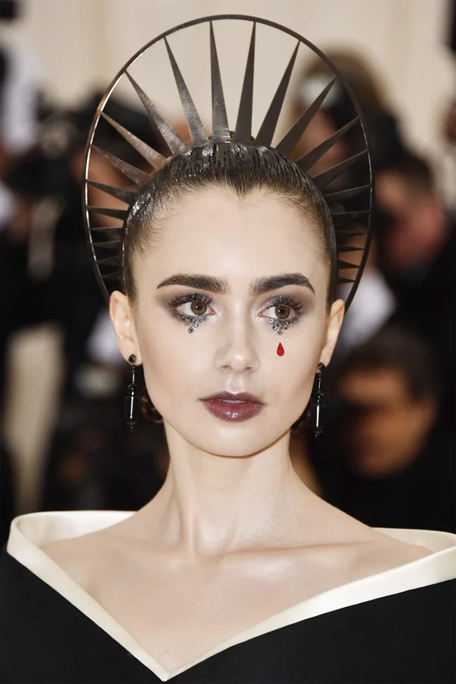 Tại Met Gala vừa qua, Lily Collins xuất sắc hóa thân thành “Đức Mẹ sầu bi”.