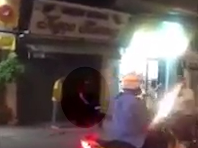 Nóng 24h qua: Khoảnh khắc &#34;hiệp sĩ&#34; sắp ngã gục vẫn hô bắt cướp gây xúc động - 1