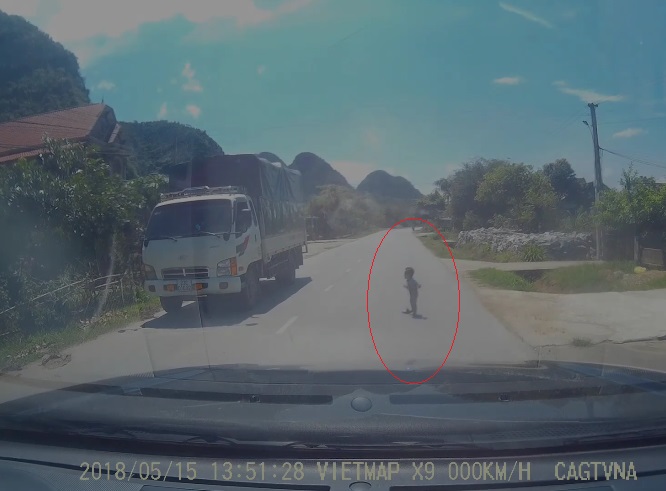 Tài xế hoảng hồn phanh gấp tránh bé 1 tuổi bò trên QL7 - 2