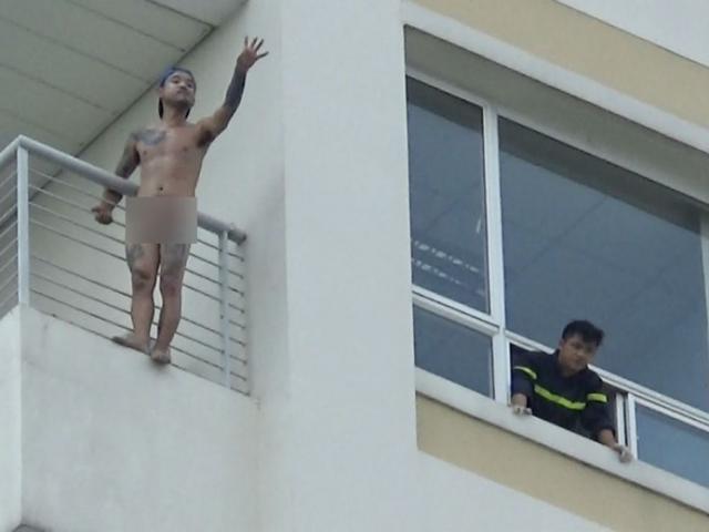Thanh niên khỏa thân, đòi nhảy từ tầng 10 bệnh viện