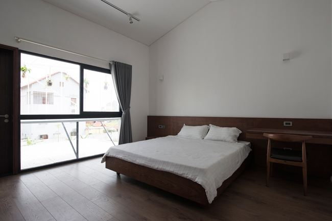 Các phòng ngủ được bố trí ở 2 tầng trên với điểm chung là cách bài trí đơn giản, ấm cúng.