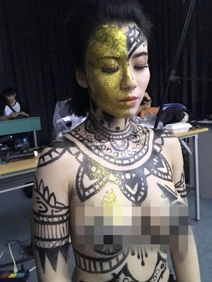 Bộ đồ vẽ cơ thể của Linh Miu bị dư luận chê phản cảm - 1