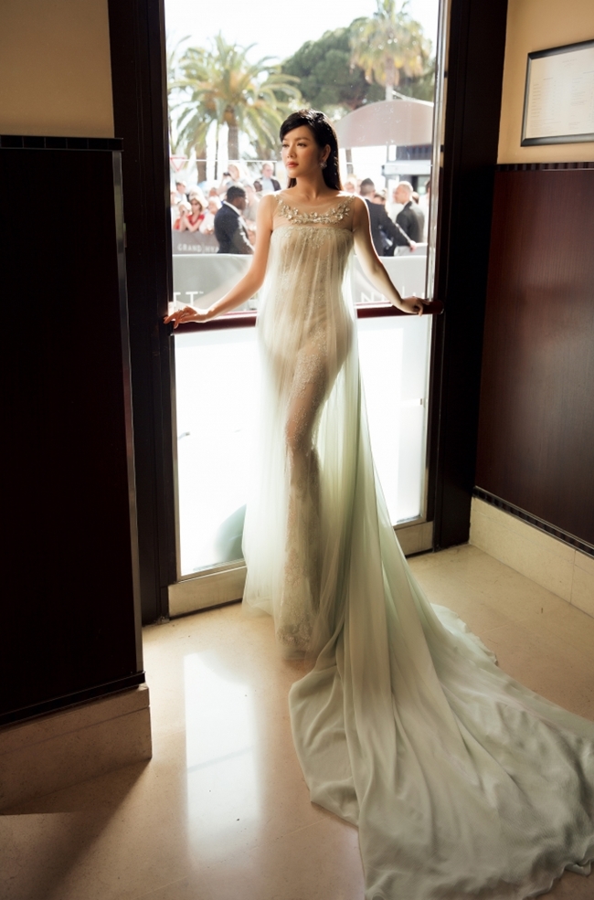Xuất hiện trên thảm đỏ Cannes 2016, người đẹp nổi bật với đầm màu xanh pastel của thương hiệu Georges Hobeika cùng lối trang điểm nhẹ nhàng, nền nã.
