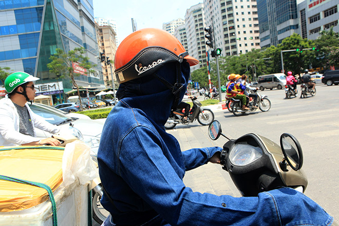 Đổ mồ hôi mưu sinh dưới nắng nóng gần 40 độ C - 1