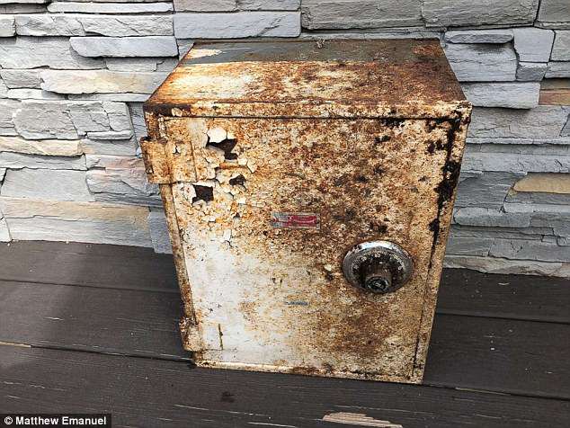 Mỹ: Tìm thấy két sắt cũ đầy tiền, vàng và kim cương khi sửa nhà - 1