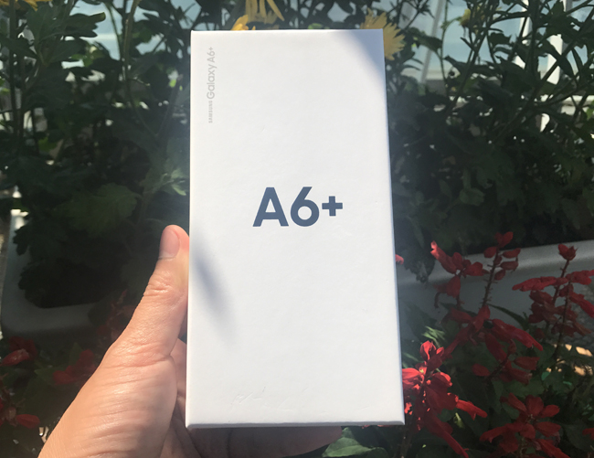 Galaxy A6+ được đựng trong chiếc hộp các-tông màu trắng khá cứng cáp