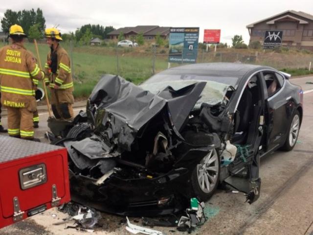 Tài chính - Bất động sản - Lại thêm một mẫu xe của Tesla bị điều tra sau khi gây tai nạn