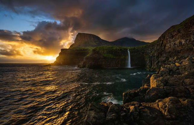 Thác Mulafossur, Đan Mạch: Thác Mulafossur chảy trực tiếp xuống đại dương từ trên vách núi dựng đứng ở quần đảo Faroe.