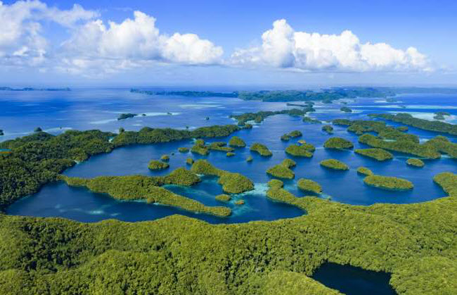Quần đảo Rock, Micronesia: Gây ấn tượng với rừng xanh tốt, các hòn đảo đá vôi hình như nấm, quần đảo Rock thực sự là một thiên đường trên Trái đất. Nơi đây nổi tiếng với hoạt động lặn bình khí khám phá hệ sinh thái biển.