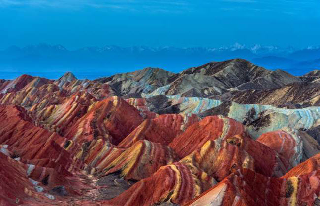 Công viên địa chất Trương Dịch Đan Hà, Trung Quốc: Nếu một nghệ sĩ tạo ra tác phẩm nghệ thuật sắp đặt với những đống cát nhiều màu sắc, nó có thể trông giống như Công viên địa chất Trương Dịch Đan Hà. Cấu trúc sắc màu này được hình thành cách đây khoảng 55 triệu năm.