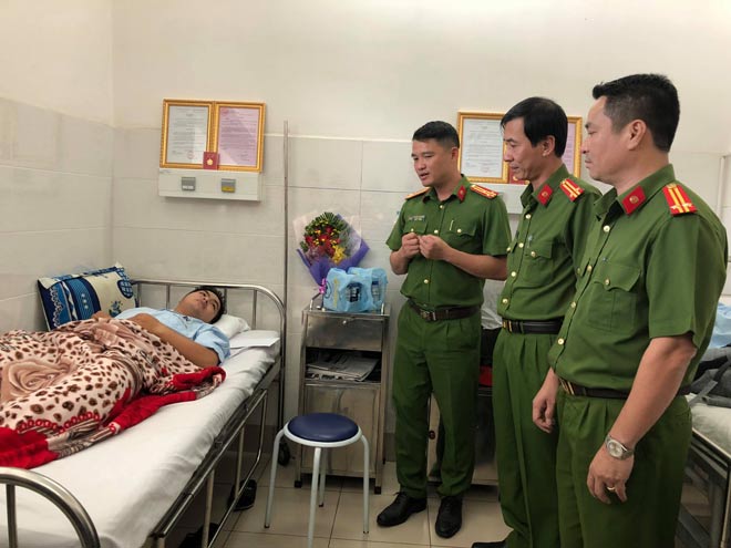 Cảnh sát hình sự trao lại phần thưởng phá án nhanh cho các &#34;hiệp sĩ&#34; - 1