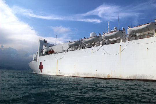 Cận cảnh tàu bệnh viện Mercy lớn nhất thế giới vừa đến Nha Trang - 2