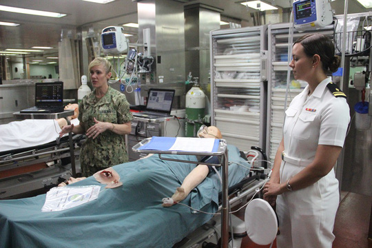 Cận cảnh tàu bệnh viện Mercy lớn nhất thế giới vừa đến Nha Trang - 7