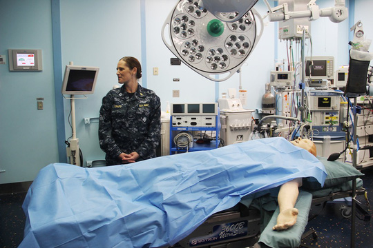 Cận cảnh tàu bệnh viện Mercy lớn nhất thế giới vừa đến Nha Trang - 8