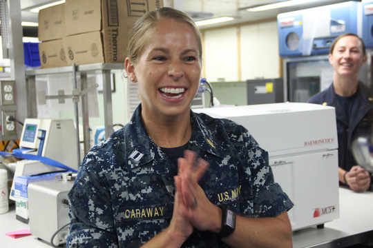 Cận cảnh tàu bệnh viện Mercy lớn nhất thế giới vừa đến Nha Trang - 9