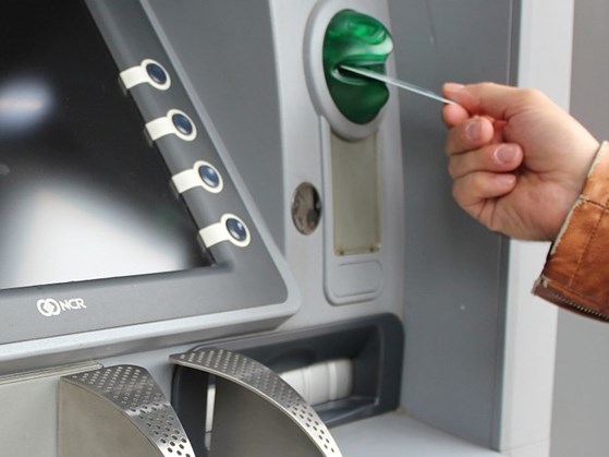 Thiết bị mới giúp hạn chế mất tiền ATM - 1