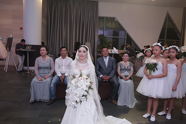 20h ngày 17.5, lễ thành hôn của Lâm Vũ và bà xã Huỳnh Tiên chính thức diễn ra trước sự chứng kiến của gia đình, họ hàng hai bên và đông đảo khách mời.