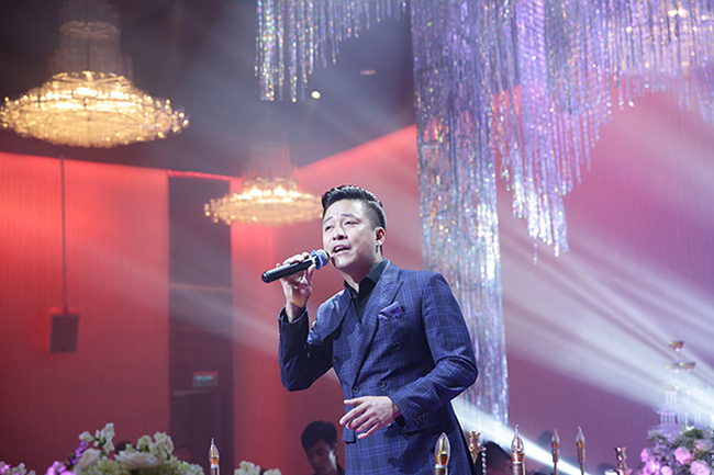 Tham gia tiệc cưới, Tuấn Hưng thể hiện 2 ca khúc là những bản hit của anh thay cho lời chúc phúc gửi đến Lâm Vũ - Huỳnh Tiên.