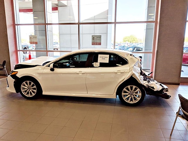 Tin tức ô tô - Bị đâm mạnh từ phía sau, Toyota Camry 2018 vẫn bảo vệ người lái an toàn