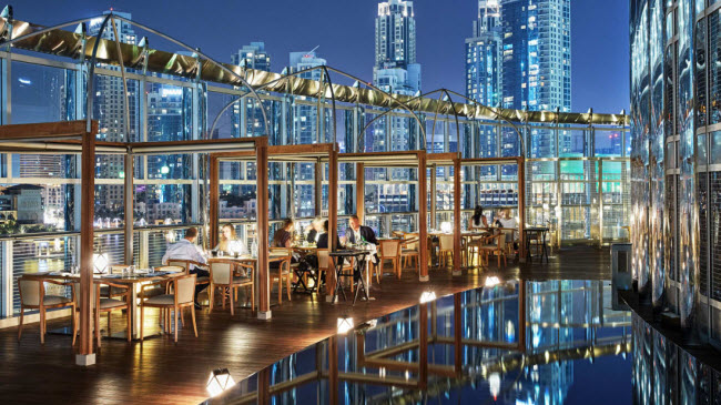 Khách sạn Armani Hotel Dubai có một số nhà hàng phục vụ món ăn đặc trưng của nhiều vùng trên thế giới. Nhà hàng Amal &#40;ảnh&#41; phục vụ các món ăn Ấn Độ trong một không gian đặc biệt.