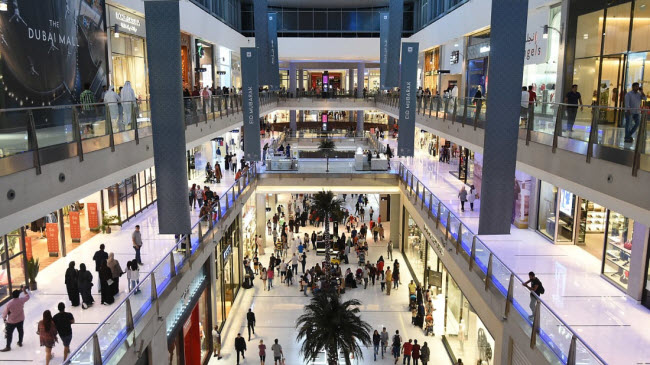 Trung tâm mua sắm khổng lồ Dubai Mall nằm ngay sảnh chính của tòa nhà Burj Khalifa.