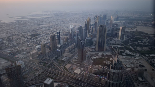 Từ đài quan sát trên đỉnh tòa nhà, du khách có thể chiêm ngưỡng toàn cảnh thành phố Dubai, vịnh và sa mạc.