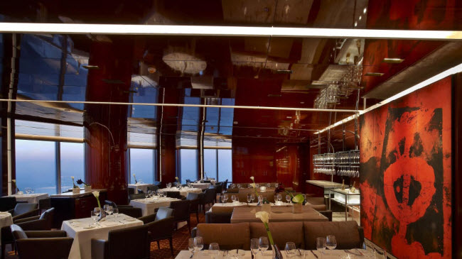 Nhà hàng At.mosphere nằm trên tầng 122 giúp thực khách thưởng thức bữa ăn trong một không gian đặc biệt.