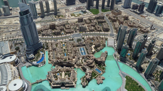 Khách sạn Armani Hotel Dubai bao gồm 160 phòng ở tầng 39, trong khi khu chung Armani Residences bao gồm 144 căn hộ nằm trên tầng 9-16.