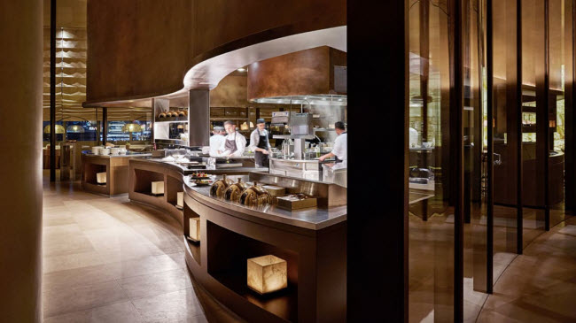 Armani's Ristorante là nhà hàng theo phong cách Italia với nghệ thuật sắp đặt đương đại.