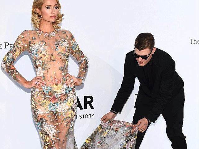 Phim - Paris Hilton mặc đầm xuyên thấu, được "phi công trẻ" nâng váy trên thảm đỏ