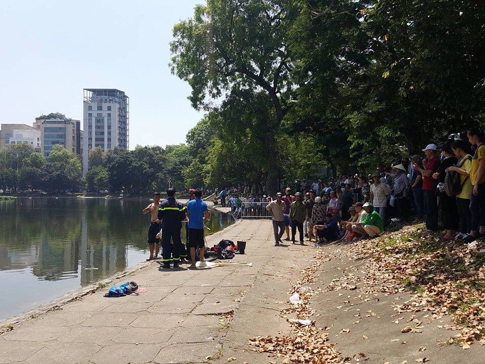 Hà Nội: Lao xuống hồ cứu người, người đàn ông tử vong - 1