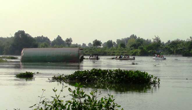 Vụ chìm sà lan trên sông Đồng Nai: Đã tìm thấy thi thể hai bà cháu - 1