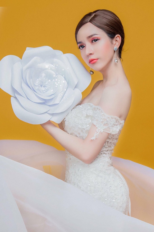 Đoàn chia sẻ: &#34;Tôi làm mặt hết 140 triệu, làm răng hết 100 triệu, tổng chi phí là 240 triệu. Tôi đang tiêm hormone rồi, tới đây, tôi sẽ làm ngực và phần dưới, hết khoảng 130 triệu nữa. Hiện tại, tôi đã cắt mắt, nâng mũi sụn, độn cằm, tiêm botox, làm 11 chiếc răng sứ.&#34;