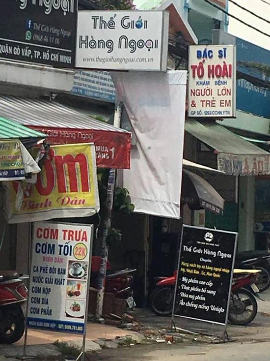 Hàng xách tay &#39;phớt lờ&#39; ngành chức năng, mua bán tấp nập - 2