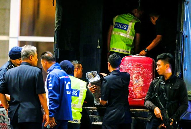 Tịch thu 284 túi hàng hiệu, 72 vali tiền ở nhà cựu Thủ tướng Malaysia - 1