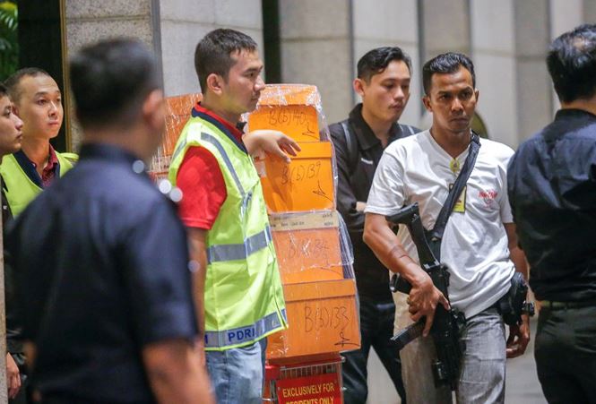 Tịch thu 284 túi hàng hiệu, 72 vali tiền ở nhà cựu Thủ tướng Malaysia - 2