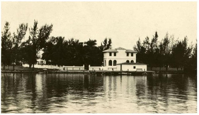 Al Capone đến Bãi biển Miami vào năm 1927 và mua căn biệt thự trên Đảo Cọ này vào năm 1928 từ Clarence M. Busch.
