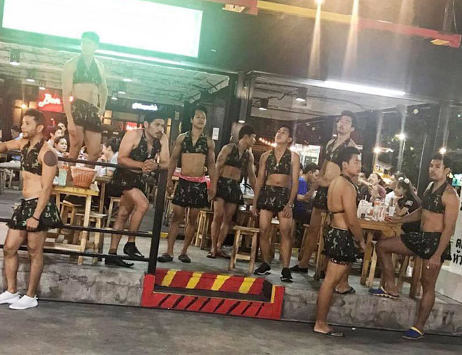 Thời trang bồi bàn cười ra nước mắt của trai đẹp Thái Lan - 11