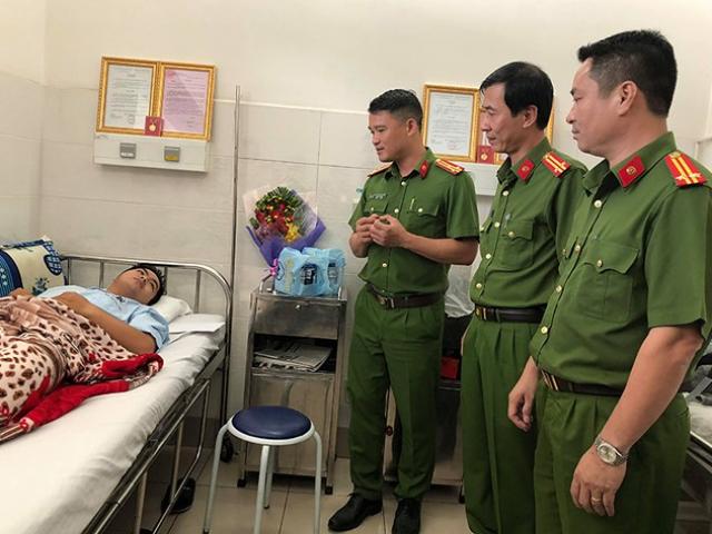 Tin tức trong ngày - Chủ tịch nước tặng thưởng huân chương dũng cảm cho 7 hiệp sĩ