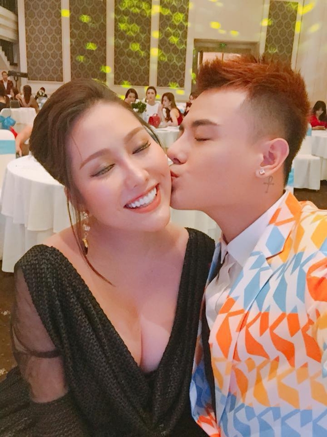 Một đàn em bày tỏ tình cảm với Phi Thanh Vân bằng cách hôn vào má cô khi cùng tham gia một sự kiện.