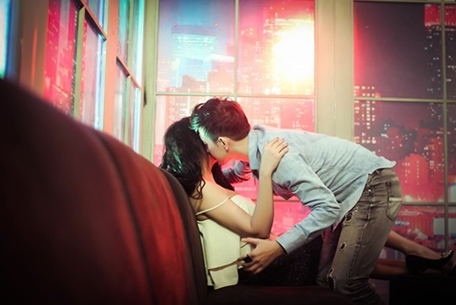 Cô và ca sĩ Y Thanh có nhiều khoảnh khắc tình tứ trong MV ca nhạc.