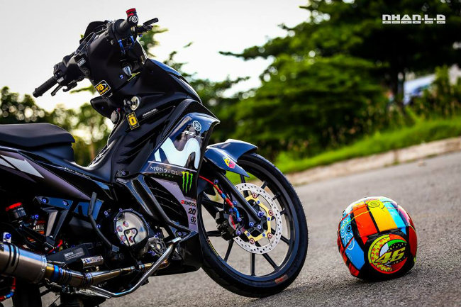 Phía trước là bộ phanh đĩa hiệu Brembo, một loại phanh đua nổi tiếng, có khả năng hãm tốc vô cùng hiệu quả.
