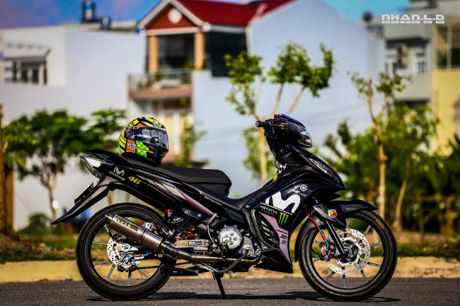 Đây là một trong những mẫu xe côn tay Exciter 135 được độ rất đẹp hiện nay. Chủ nhân chiếc xe không tiết lộ chi phí quá trình độ xe. Tuy nhiên, với sự cầu kì và các đồ chơi hay như vậy, chắc chắn mẫu xe độ này không phải dạng rẻ.