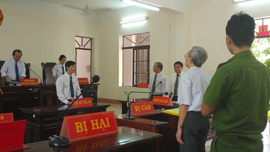 Thẩm phán xử án treo cho Nguyễn Khắc Thủy bị &#34;khủng bố&#34; tin nhắn - 1