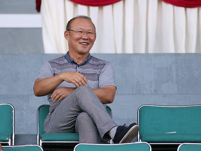 HLV Park Hang Seo cười tươi xem SAO U23 đấu ”Ronaldo Việt Nam”