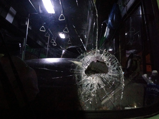 Đá từ khu nhà ma vụt lên xe buýt, hành khách hoảng hồn - 2