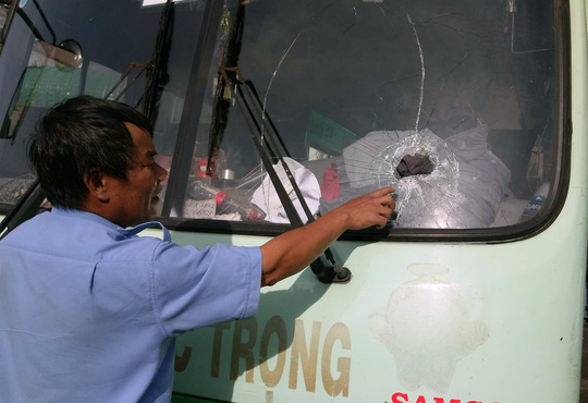 Đá từ khu nhà ma vụt lên xe buýt, hành khách hoảng hồn - 1