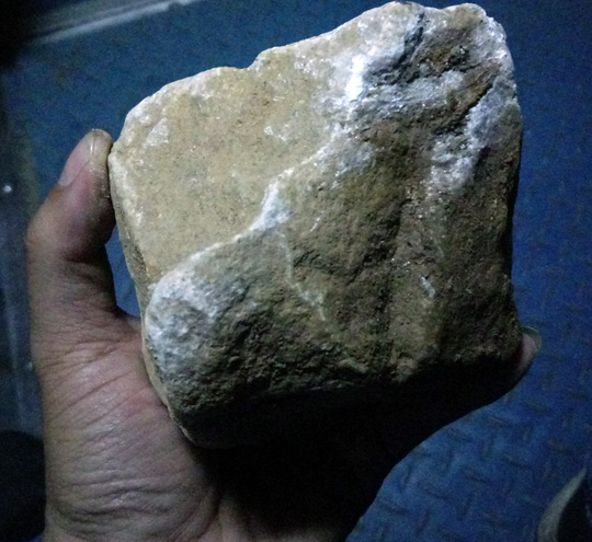 Đá từ khu nhà ma vụt lên xe buýt, hành khách hoảng hồn - 3