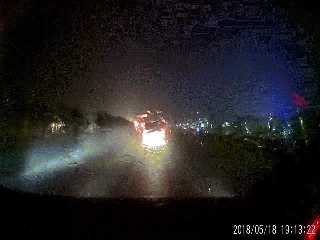 Tin tức trong ngày - Hãi hùng những pha bắn nước mưa "tử thần" trên đường