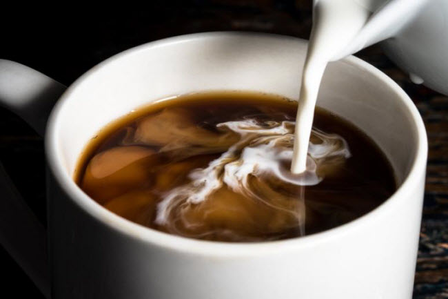 Cà phê kem: Chất titan dioxit trong loại đồ uống này đã được chứng minh gây tổn hại gan và mô ở chuột. Ngoài ra, nó cũng chứa nhiều đường, chất tạo ngọt nhân tạo và chất béo chuyển hóa.